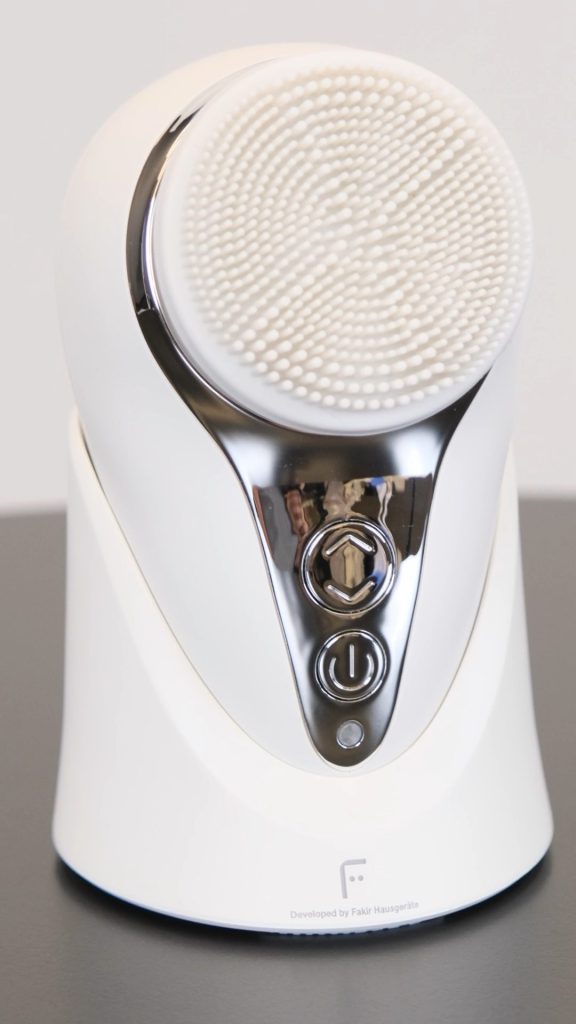 iYO Sonic Face Cleansing Brush ürün tanıtım filminden kare