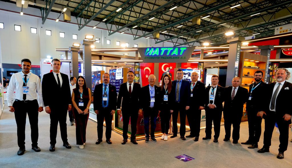 Hattat Otomotiv ekibi Automechanika İstanbul 2026 standının önünde
