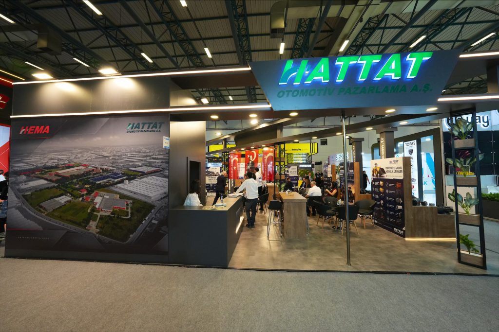 Hattat Otomotiv standının girişi, ışıklı HATTAT tabelası ve tesis görseli