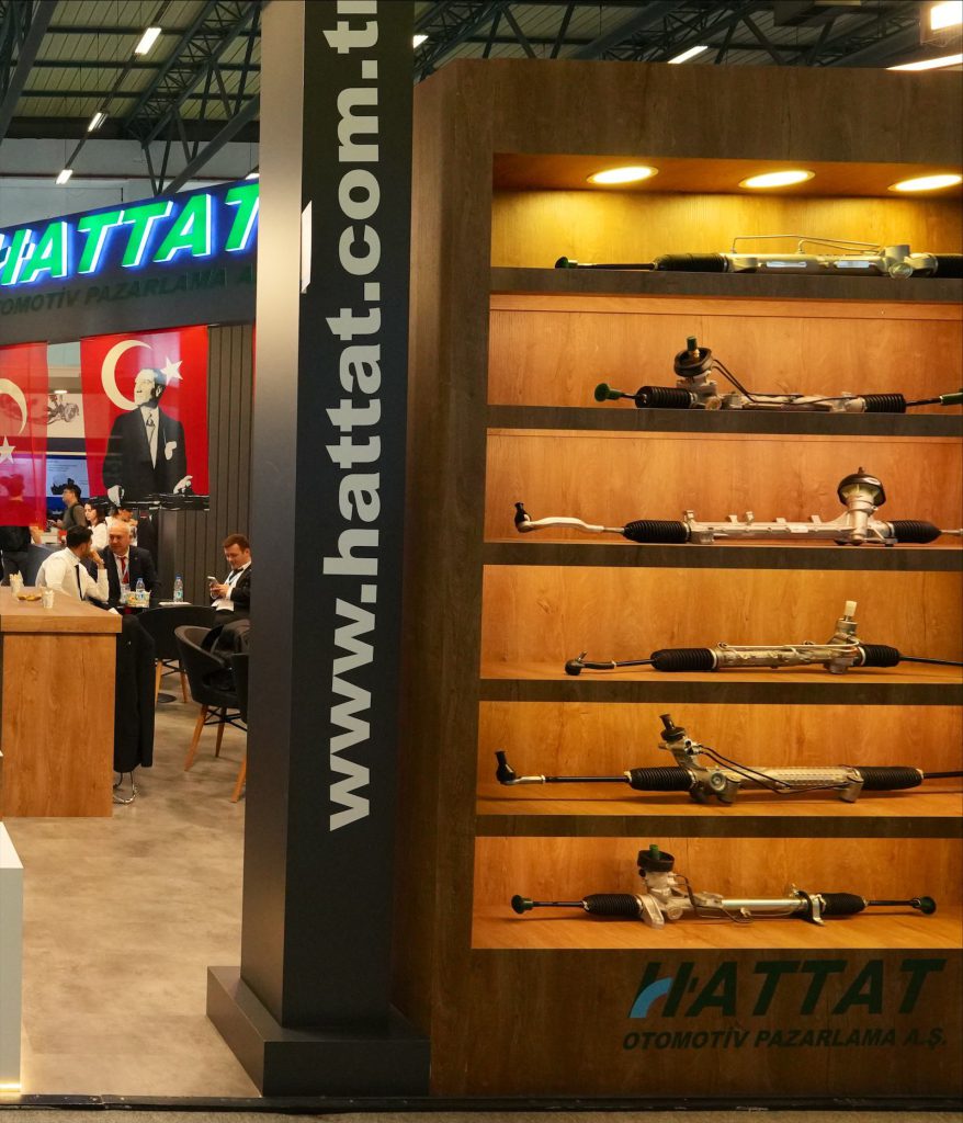 Ahşap raflarda sergilenen direksiyon kutuları ve yedek parçalar