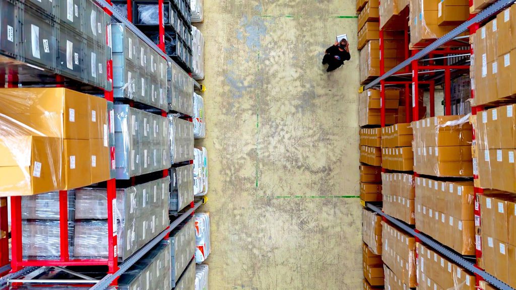 İrfan Plastik fabrika tanıtım filminden depo raflarının üstten görünümü