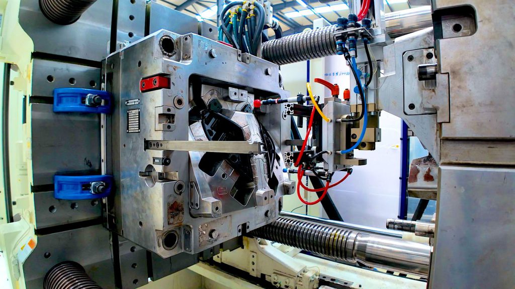 İrfan Plastik fabrika tanıtım filminden enjeksiyon makinesindeki kalıp