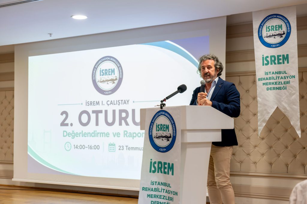 İSREM I. Çalıştay 2. Oturum'da kürsüde konuşan katılımcı