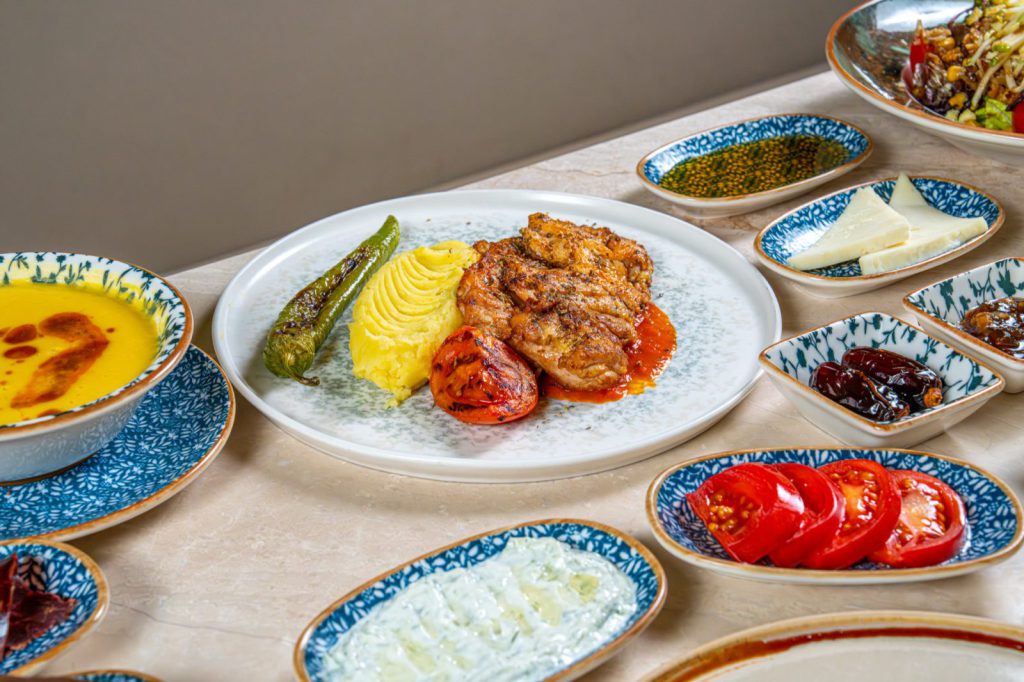 Kaf Cafe Üsküdar'da patates püresi ve közlenmiş sebzeyle servis edilen ana yemek