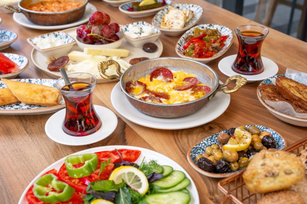 Kaf Cafe Üsküdar menü çekiminden serpme kahvaltı masası