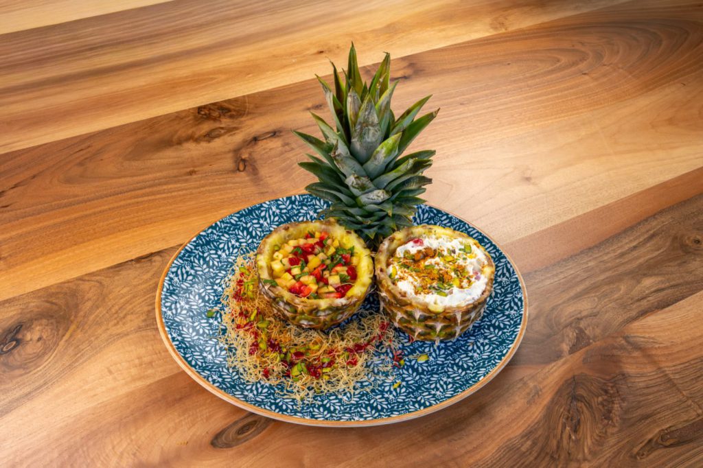 Kaf Cafe Üsküdar menü çekiminden ananas kabuğunda servis edilen tabak