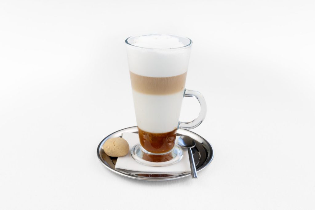 Kaf Cafe Üsküdar menü çekiminden latte macchiato