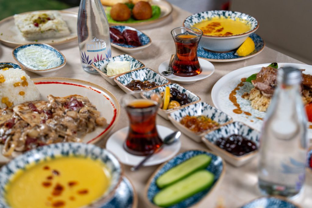 Kaf Cafe Üsküdar sosyal medya çekiminden çorba, çay ve mezelerle servis masası