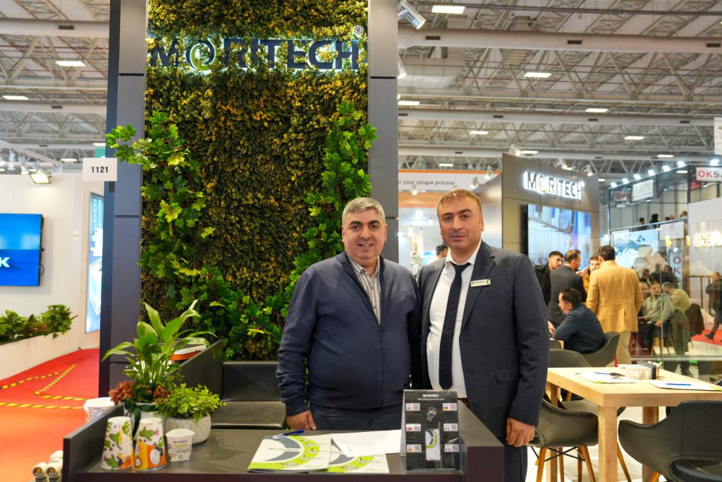 Moritech fuar standında yeşil duvar ve logo