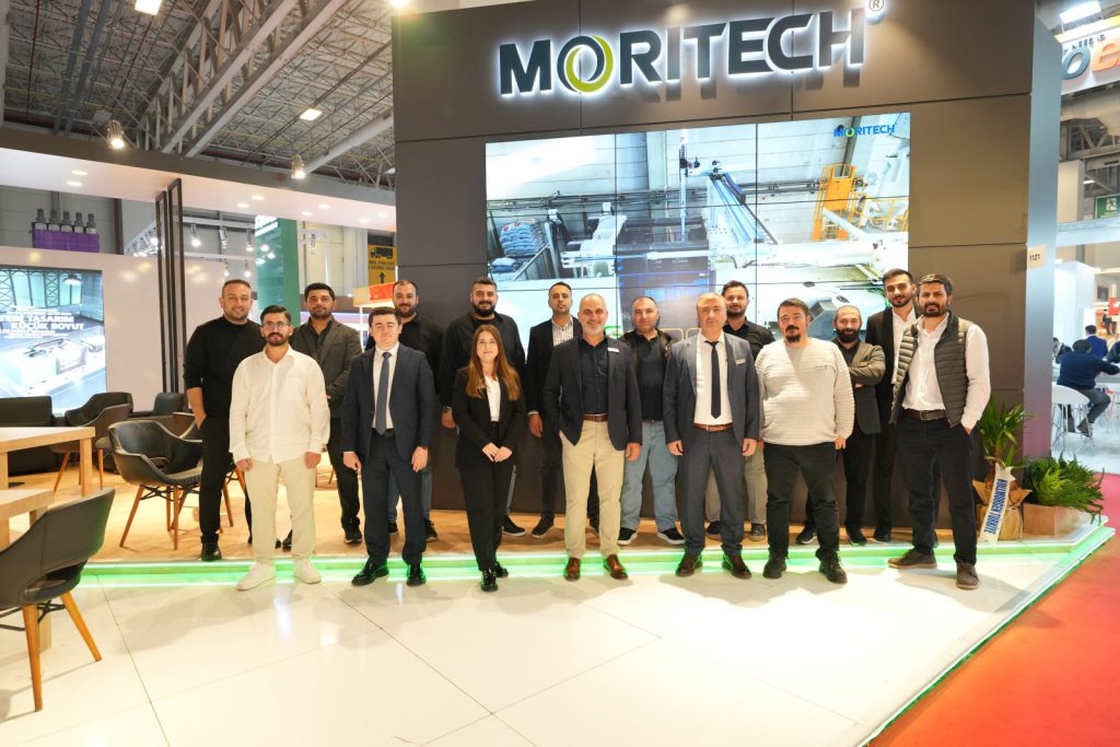 Moritech ekibi fuar standının önünde