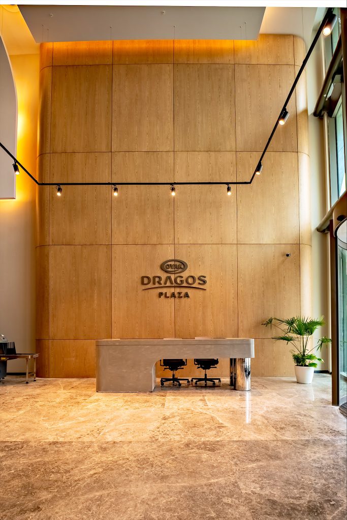 OYAK Dragos Plaza lobisinde karşılama bankosu ve logo duvarı
