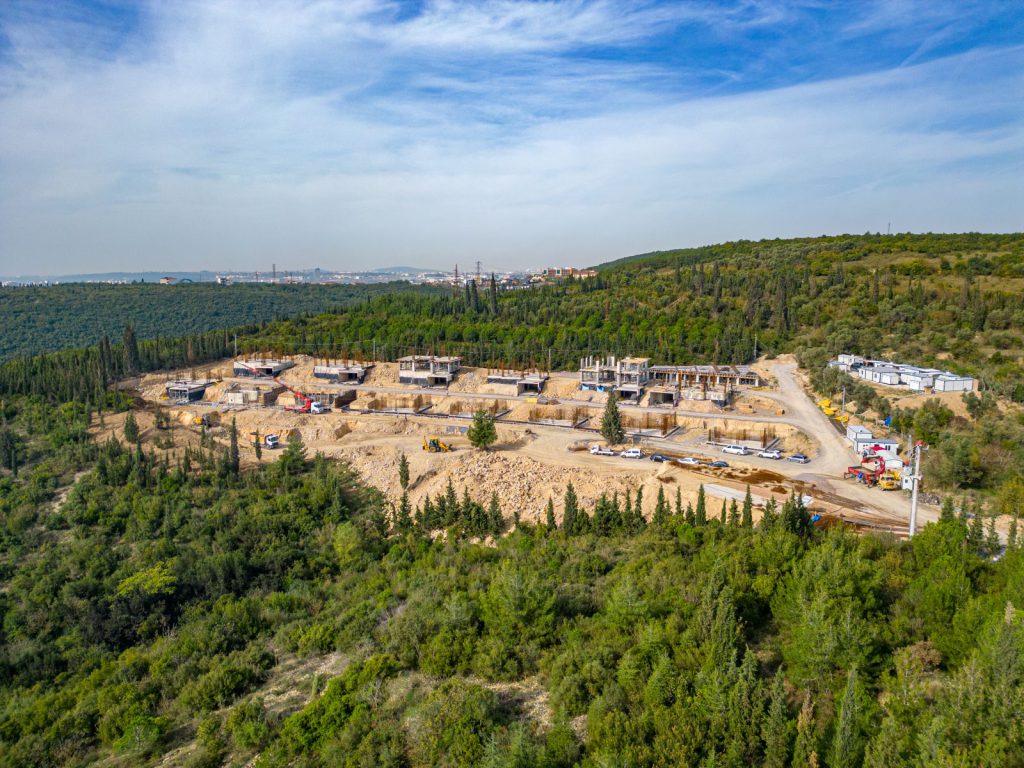 Konak projesinin arazisi, yamaçtan geniş plan