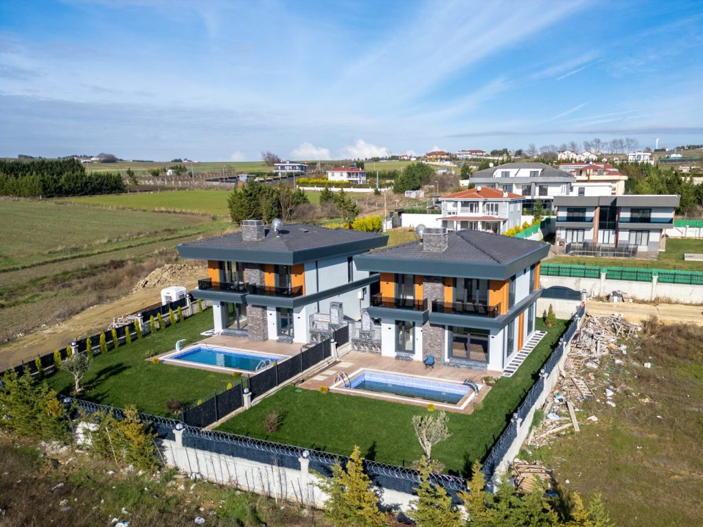 Villanın havuzlu bahçesi drone ile havadan