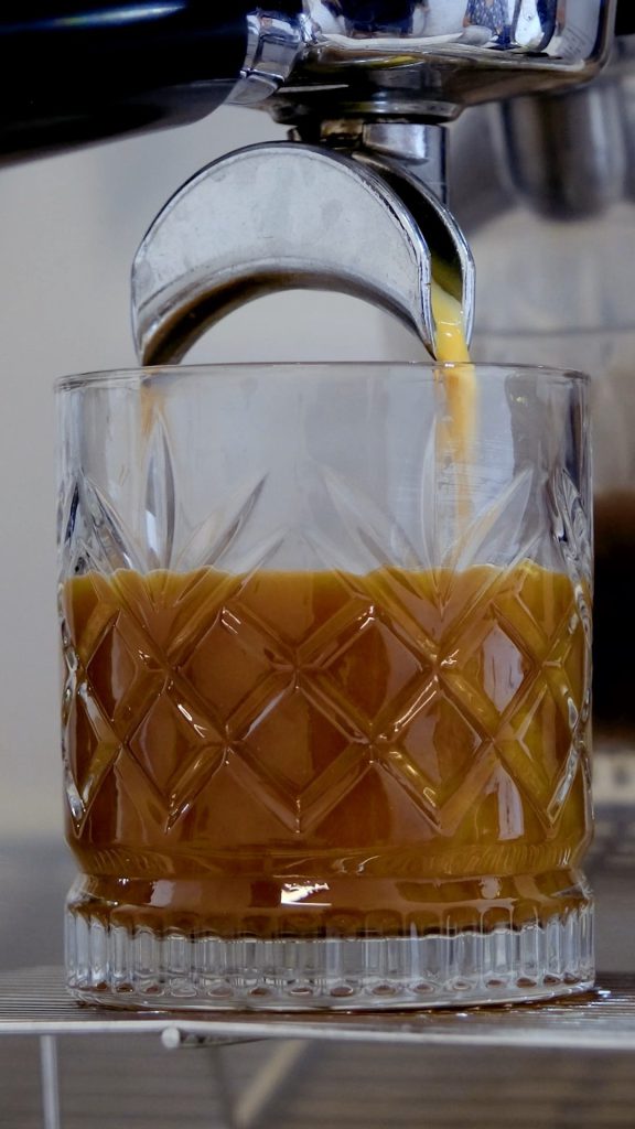 Makineden kesme cam bardağa akan espresso, americano hazırlığından kare